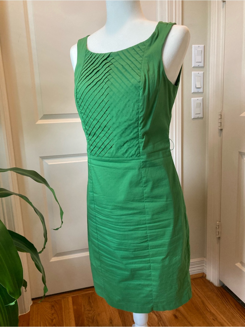 The Limited Kelly Green Sleeveless Pleated Bodice Midi Dress